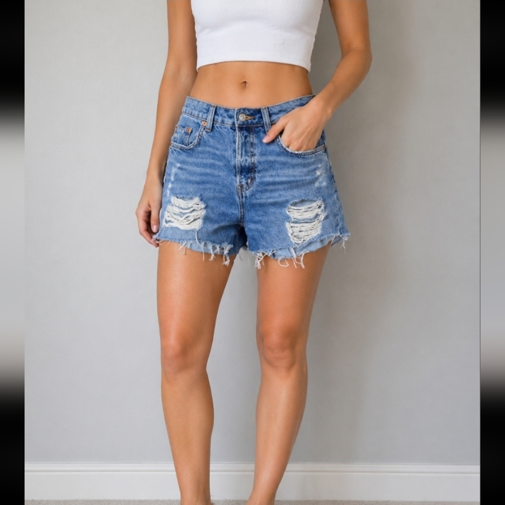 DIVIDED by H&M Buttun Fly Cut Off Distressed Short